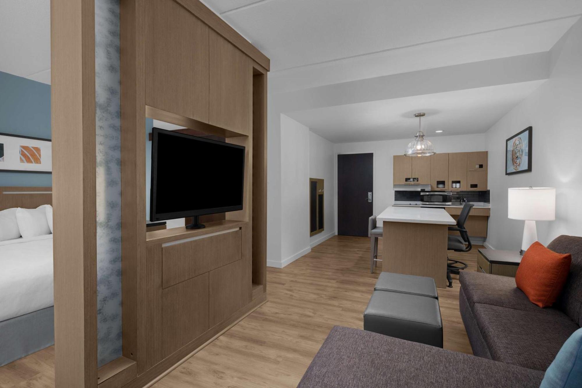 King Studio Suite with Roll-In Shower - Disability Access