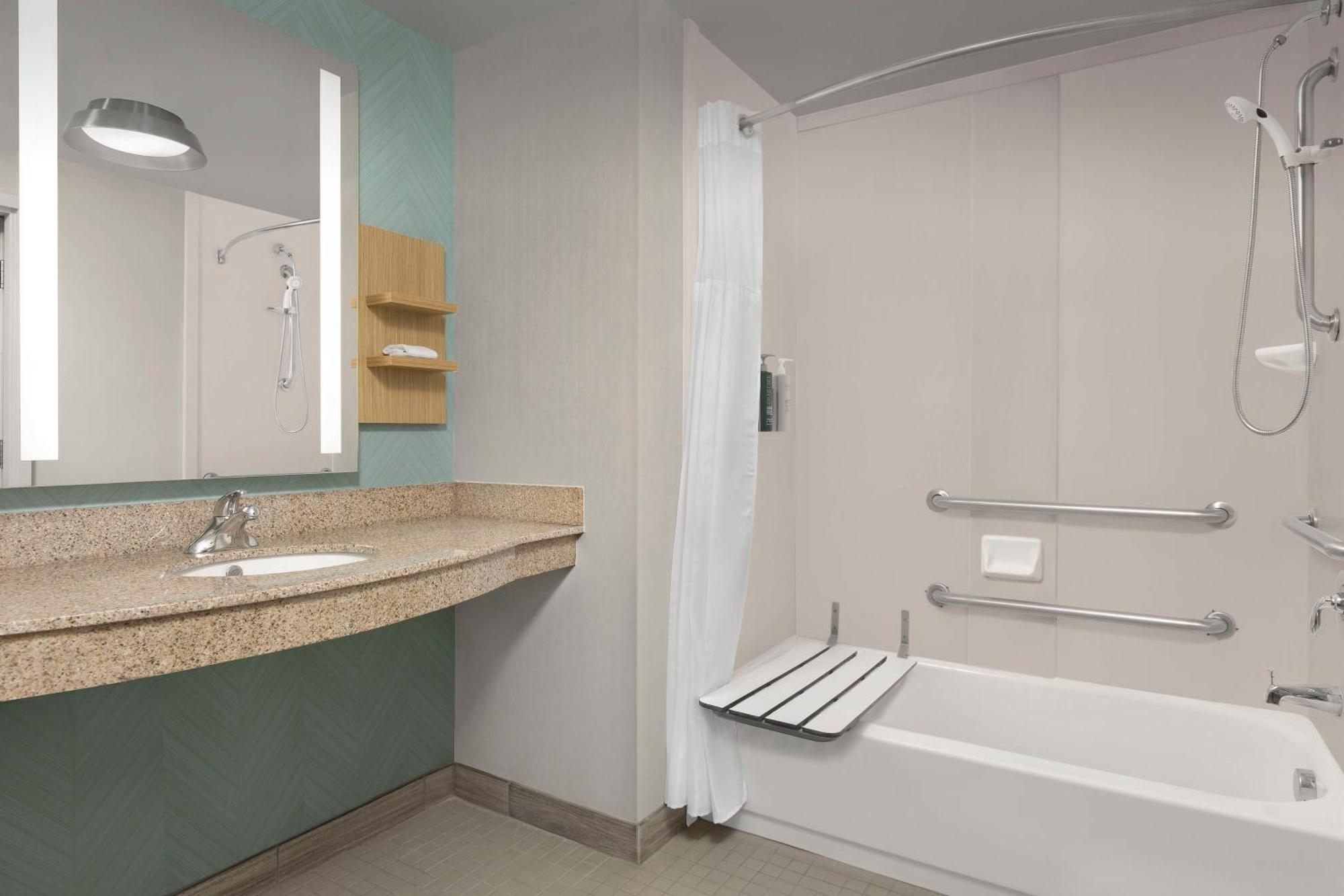 King Room Tub Mobility Hearing Access,1585463751:JPEG